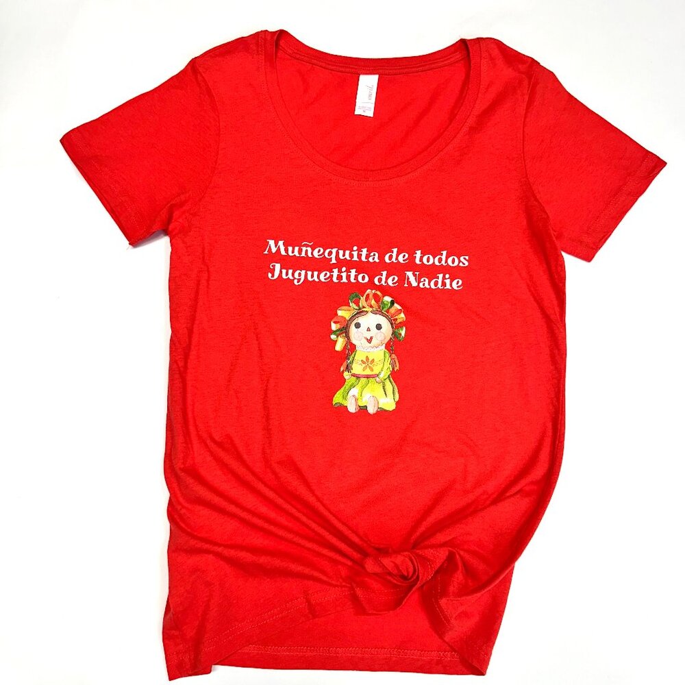 Muñequita de todos, Juguetito de Nadie Tee